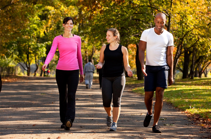 Caminhar dois minutos a cada hora reduz risco de doenças